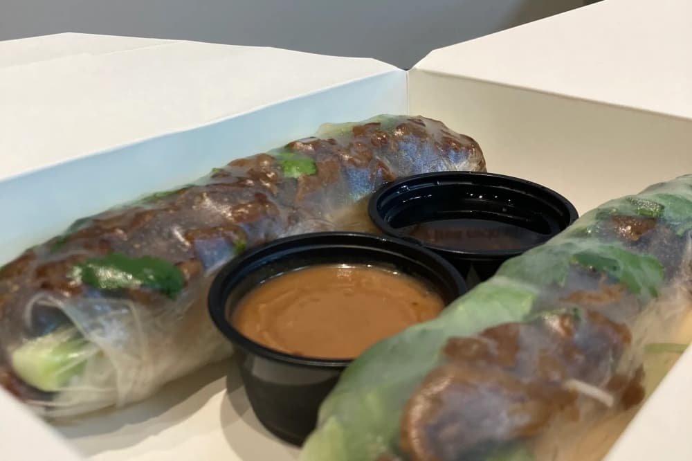 Spring rolls with sauce