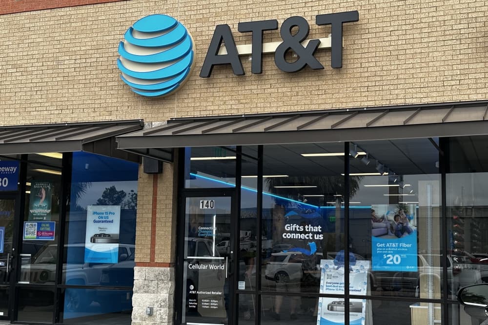 AT&T opens second store in Bastrop