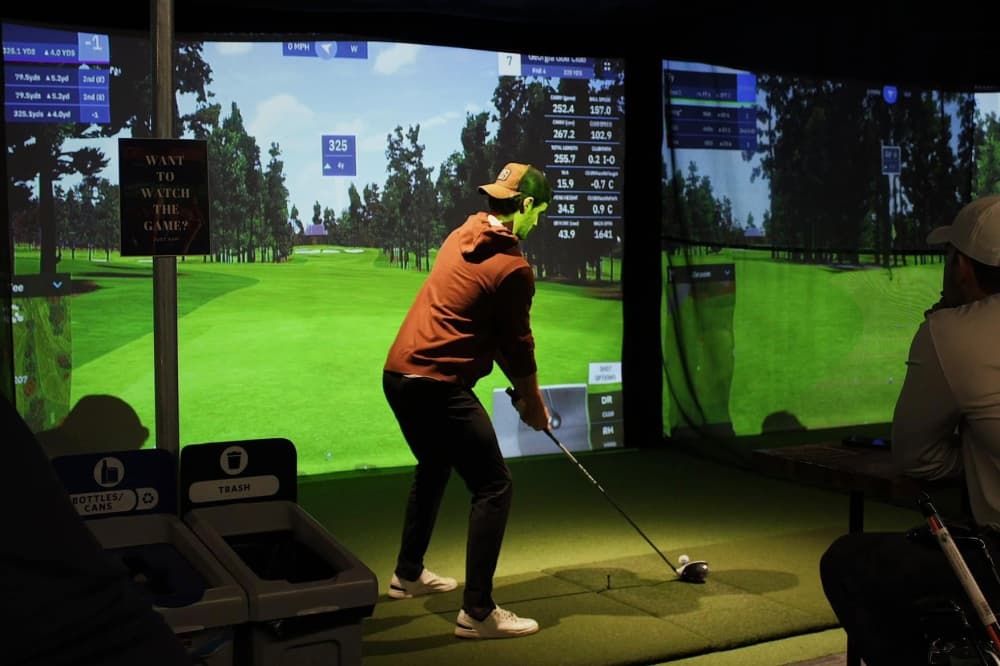 Indoor golf simulator lounge now open in Bertram