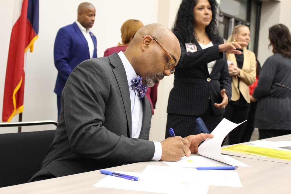 Marc Smith signs superintendent contract at Fort Bend ISD
