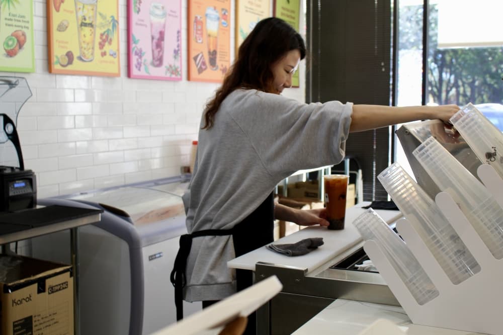 owner preparing a bubble tea 