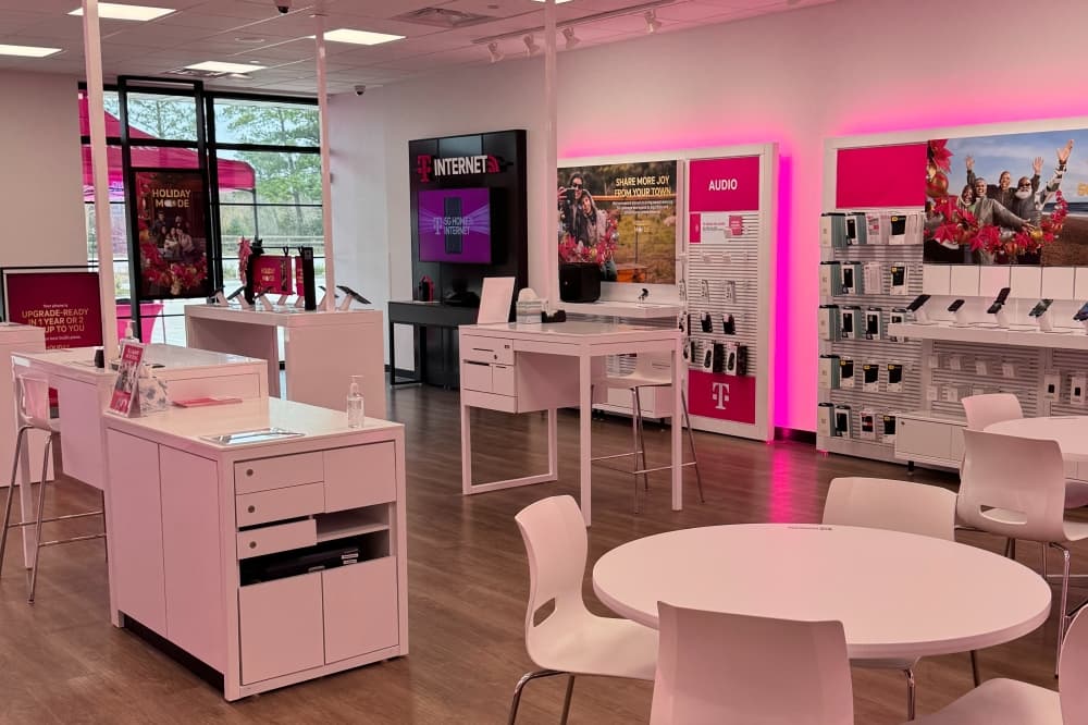 T-Mobile now open in Magnolia