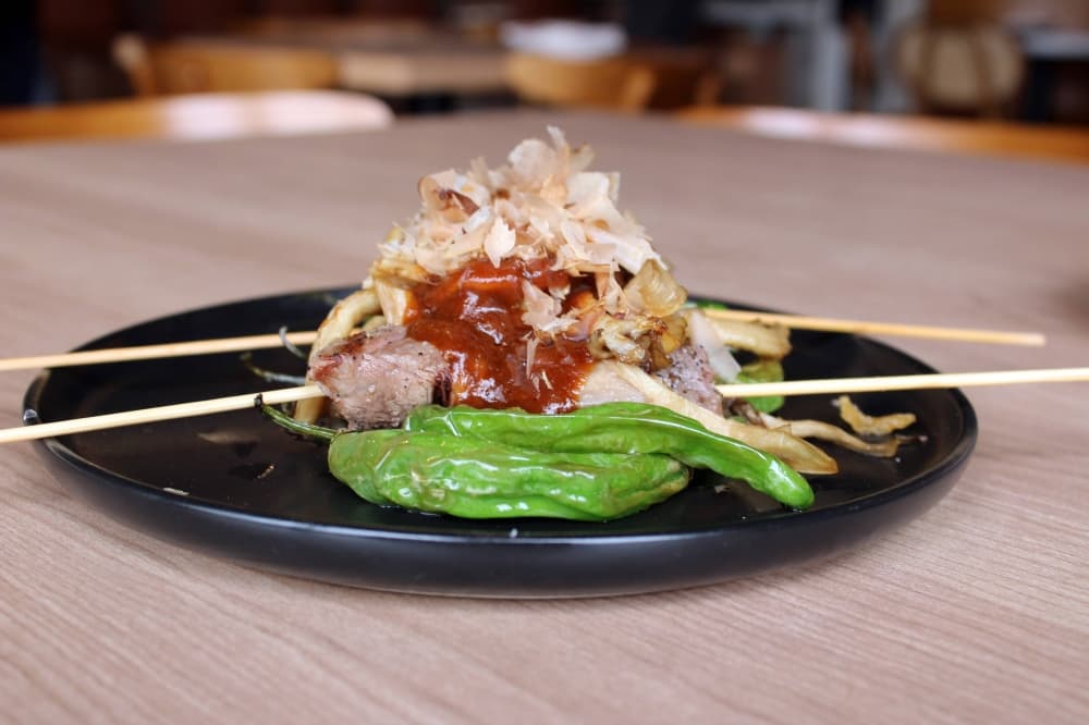Skewered steak with sauce 