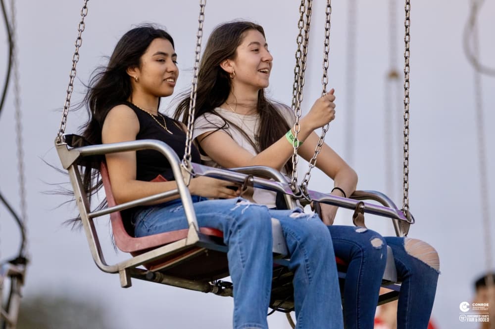People on farris wheel 
