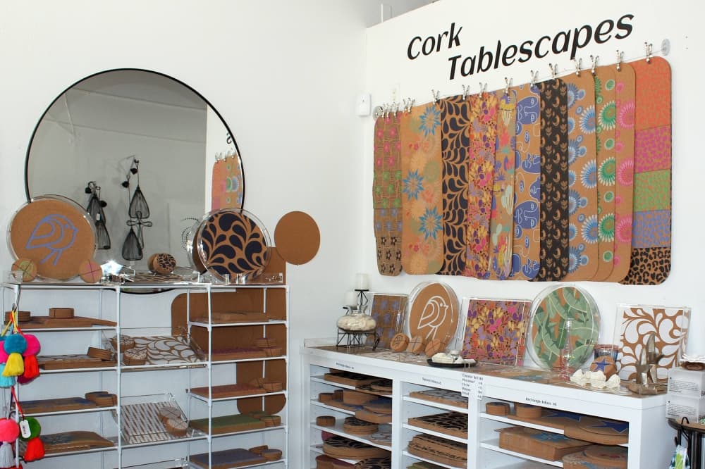 Decorative table items made of printed cork. 