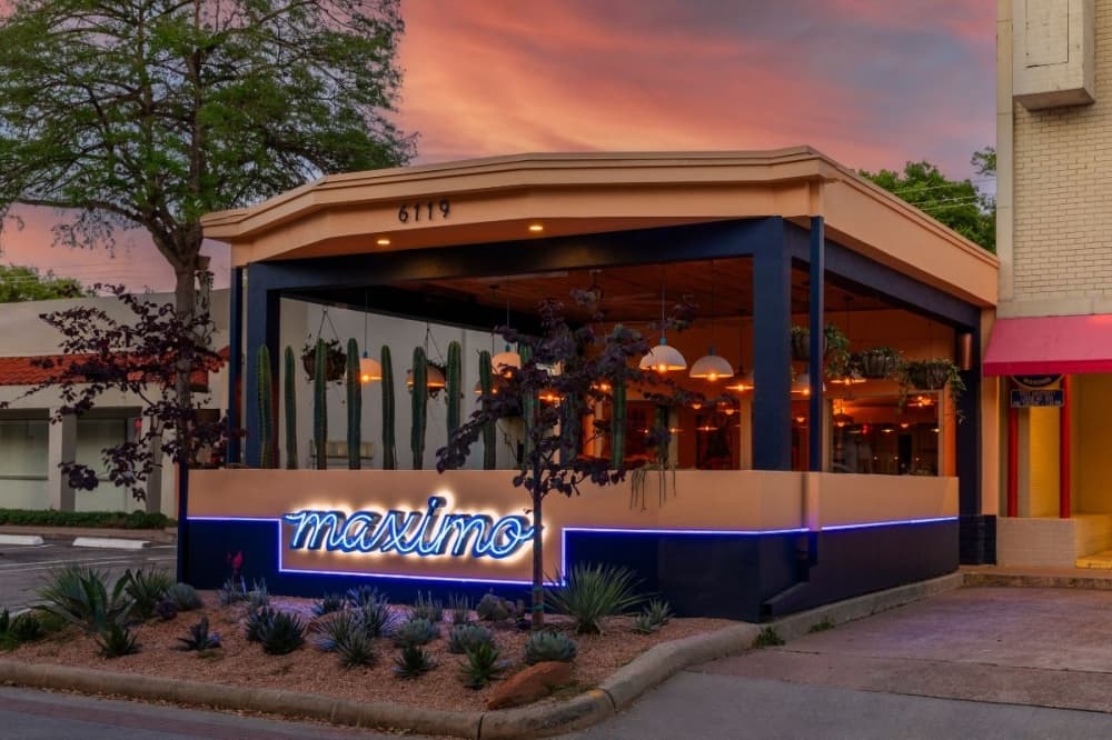 maximo outside