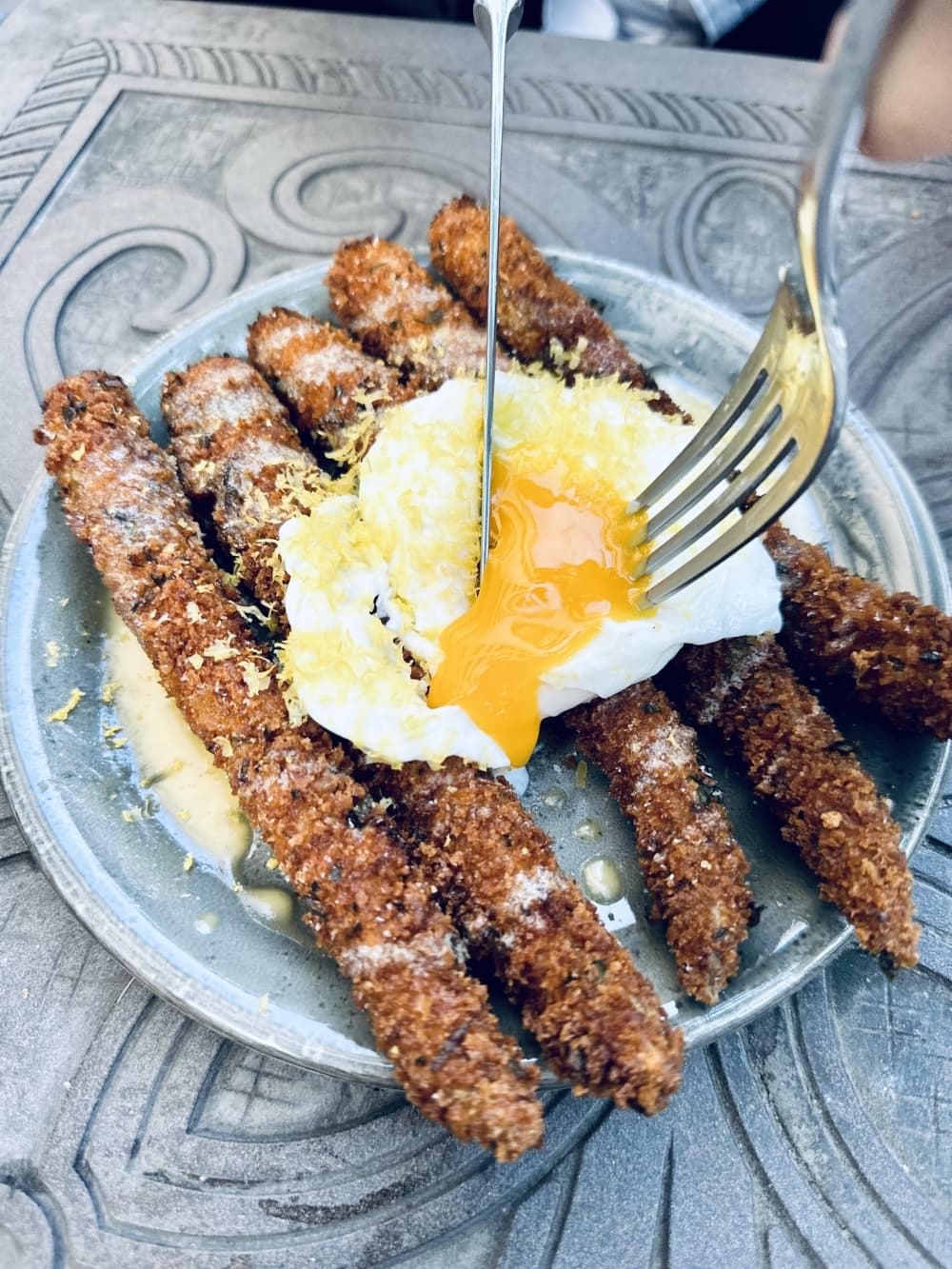 Panko-breaded asparagus with a poached egg