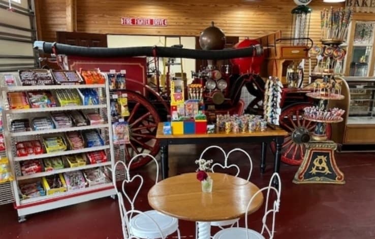 Local candy shop opens in League City