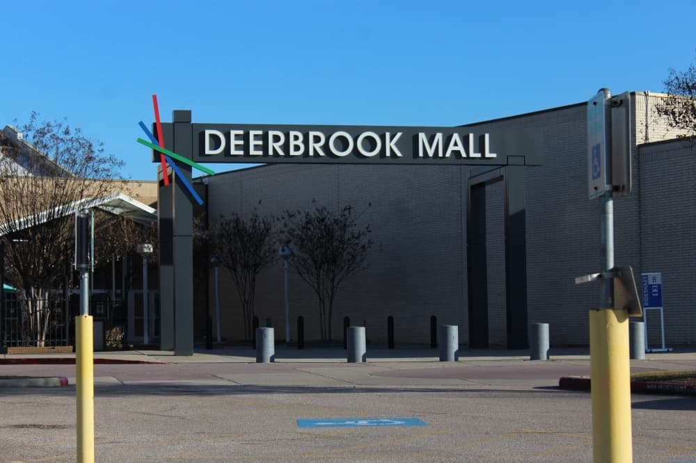 Hook Up Fashions coming soon to Deerbrook Mall