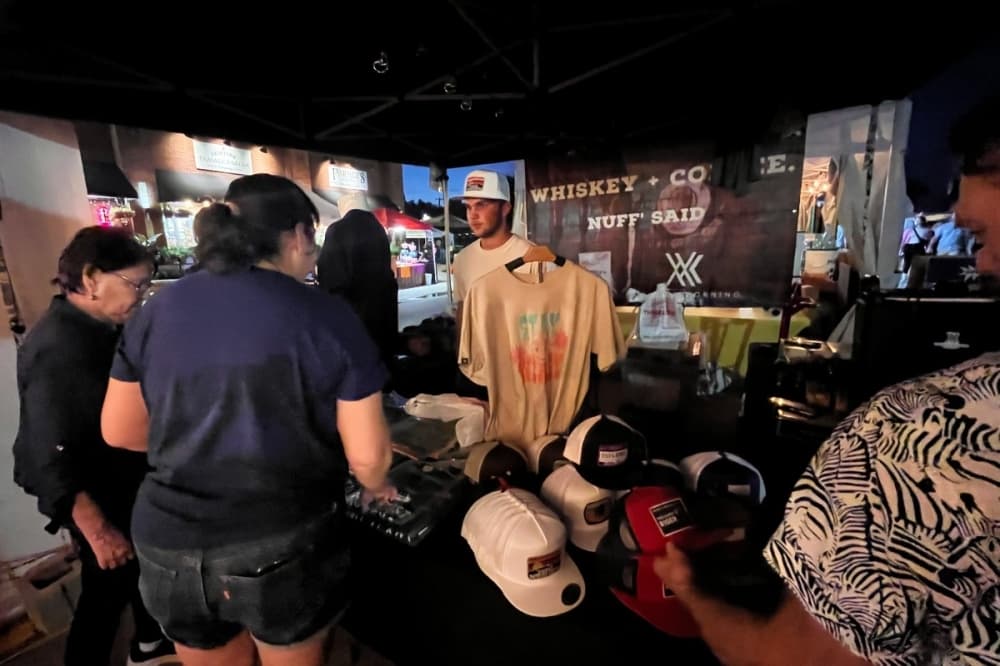 vendor talking to customers 