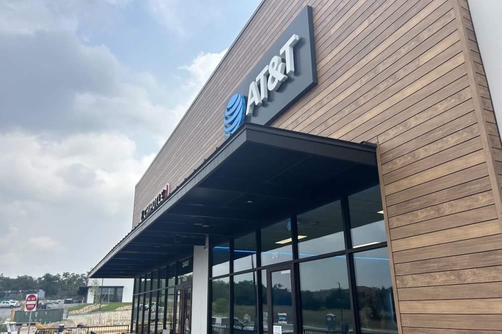 AT&T store now open in Ledgestone