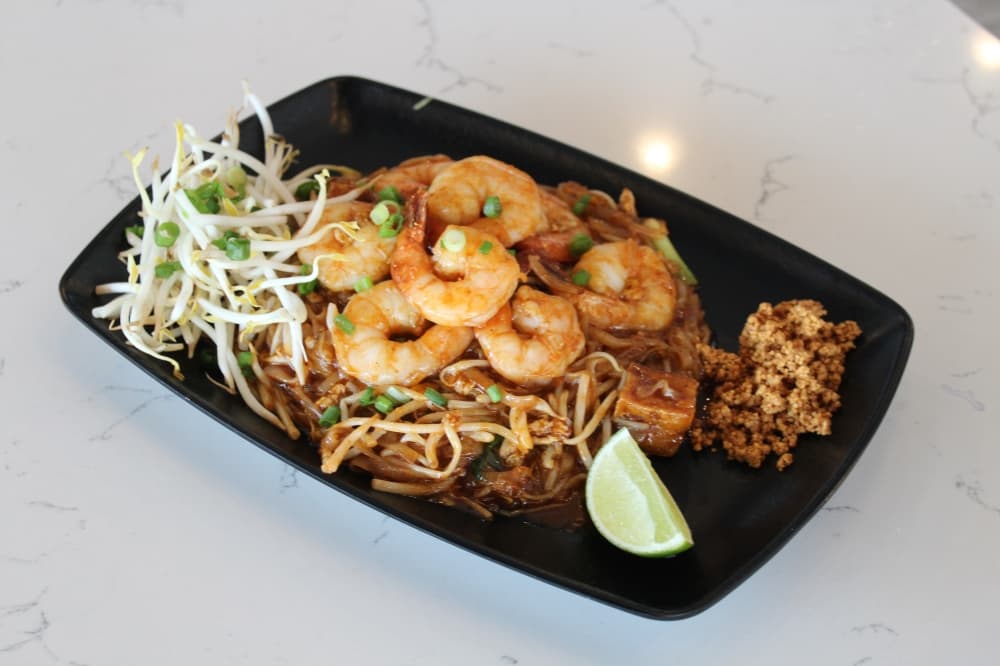 The shrimp pad thai ($16) includes rice noodles, egg, tofu, scallions, bean sprouts, tamarind and crushed peanuts. (Sarah Hernandez/Community Impact)