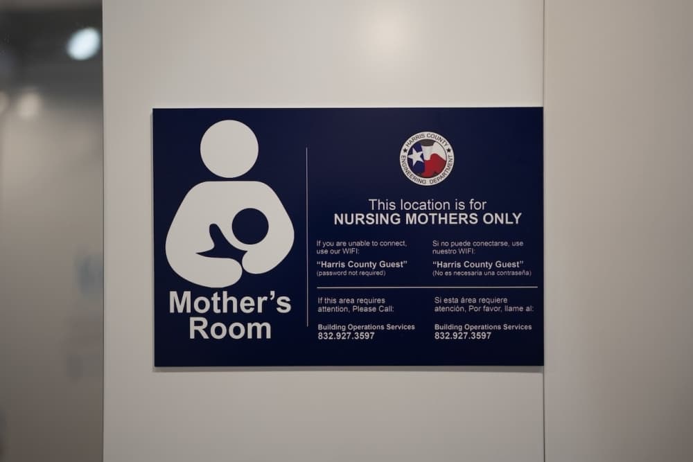 The sign outside a nursing lactation pod.