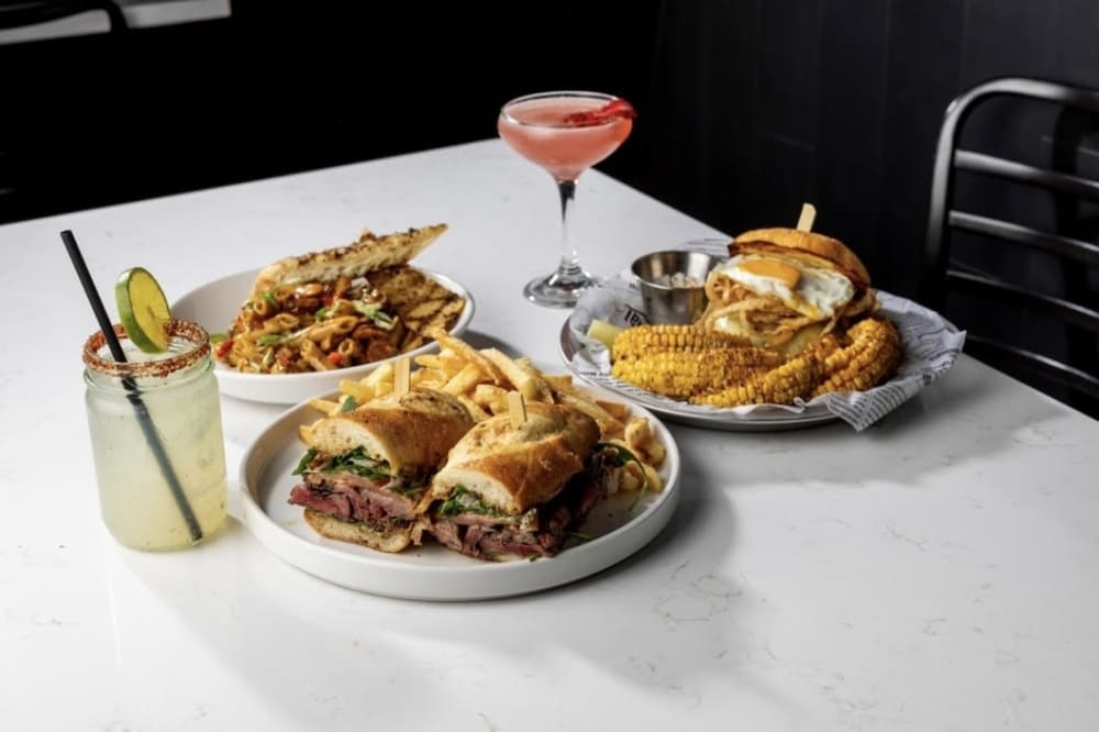 Dee’s Table Burgers & More serves wagyu burgers, shrimp tacos at The Star
