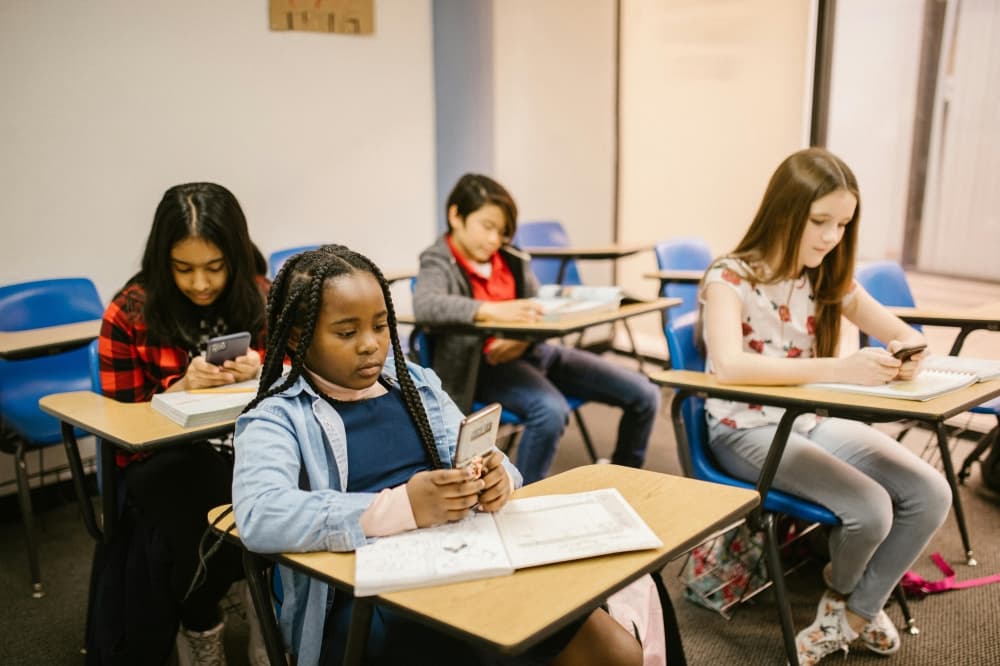 Lake Travis ISD prohibits Pre-K-8 students from using cellphones, smart devices