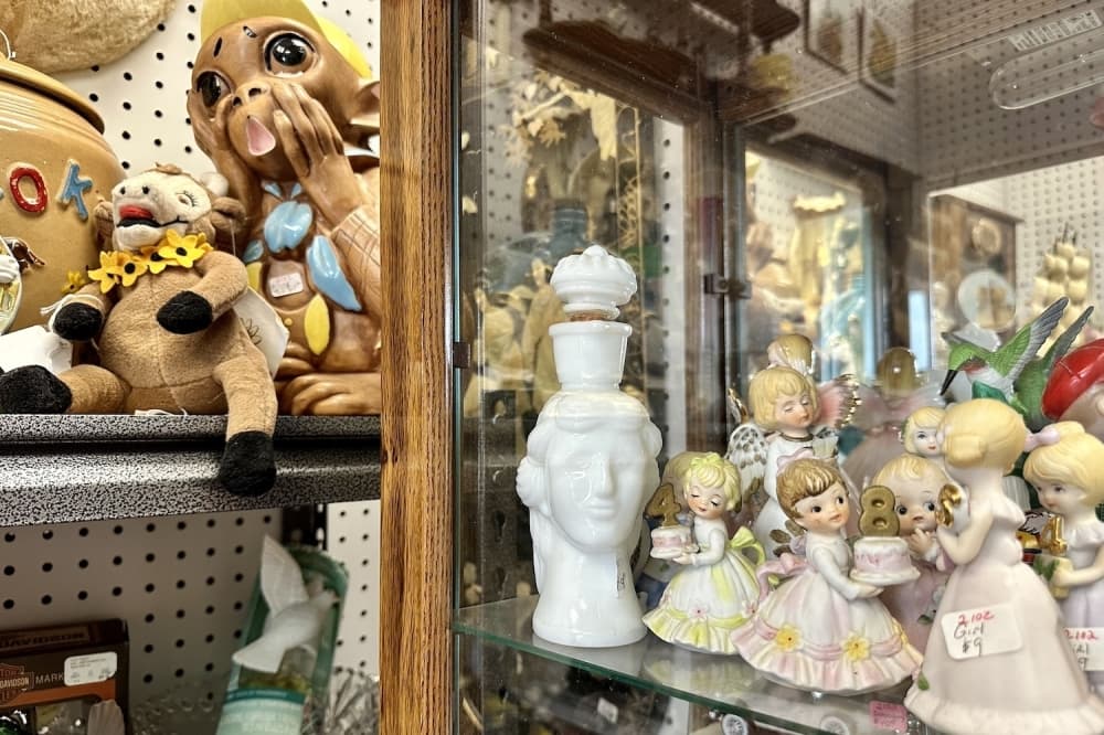 Photo shows shows antique figurines. 