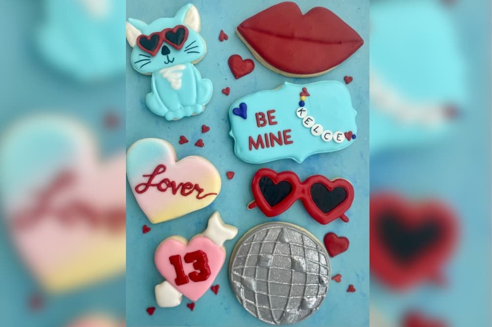 An image of the Taylor Swift decorated cookies. 