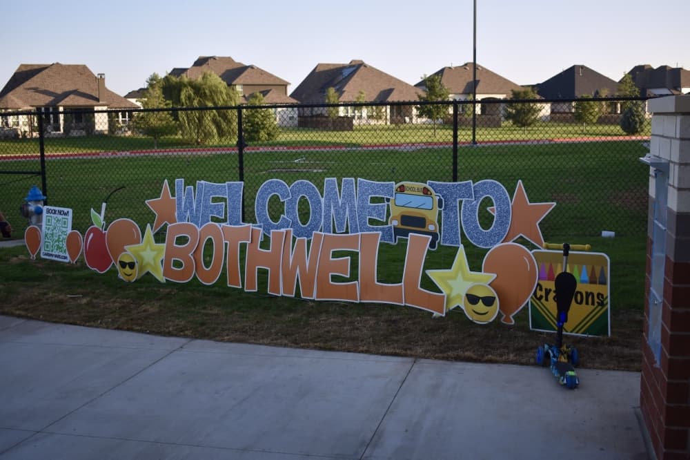 an outdoor sign that reads Welcome to Bothwell