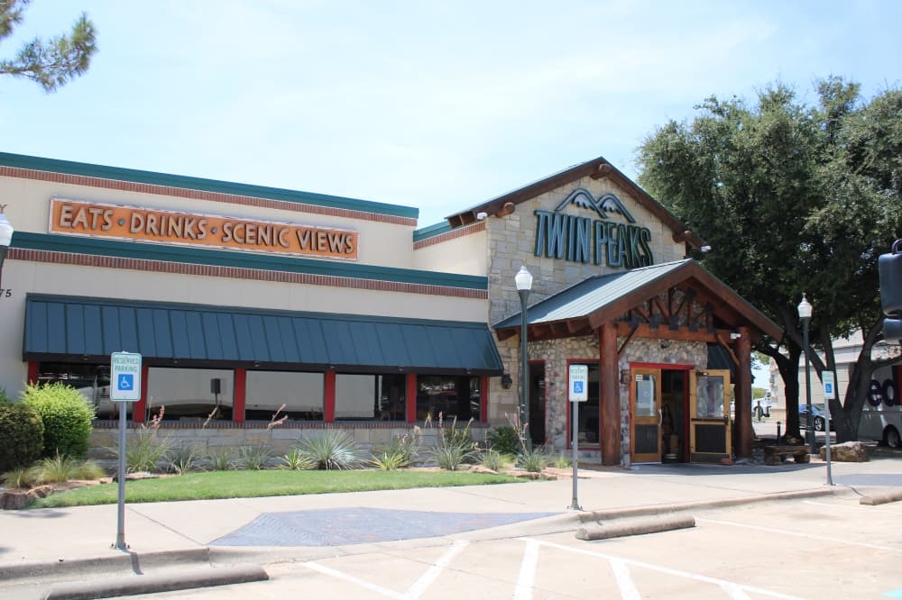 Twin Peaks closes Frisco location
