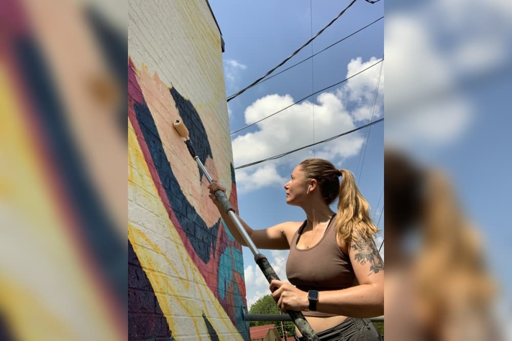 Andrea Holmes painting