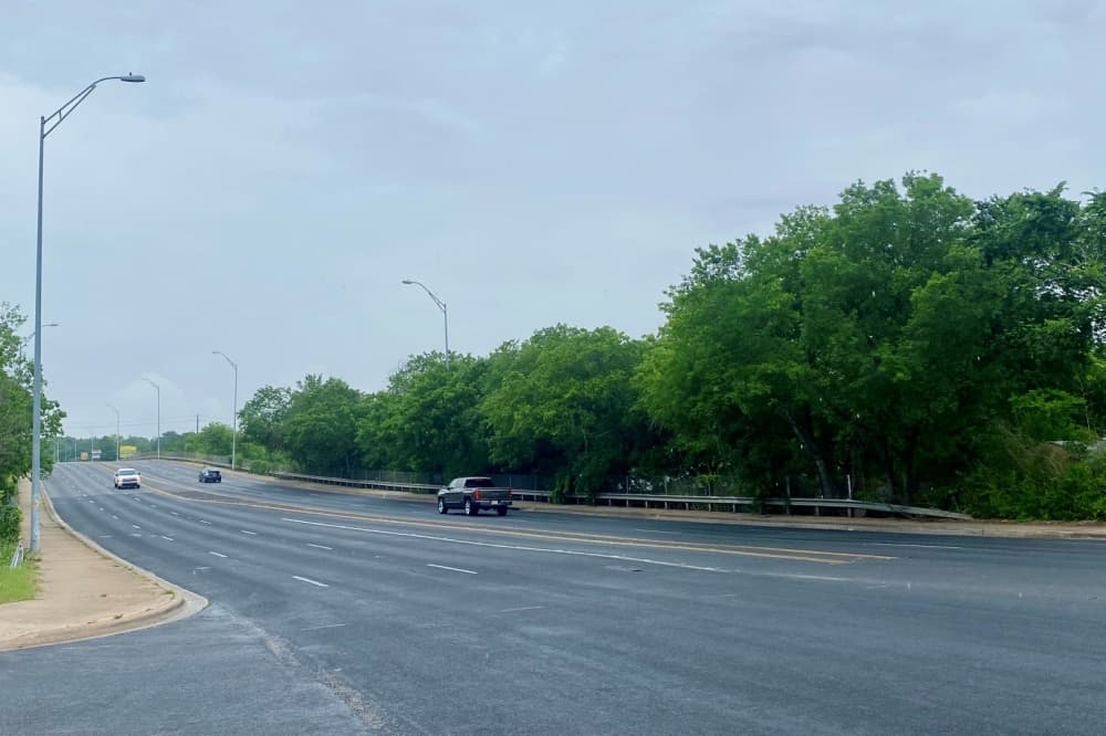 Lane closures shift along West William Cannon Drive Bridge