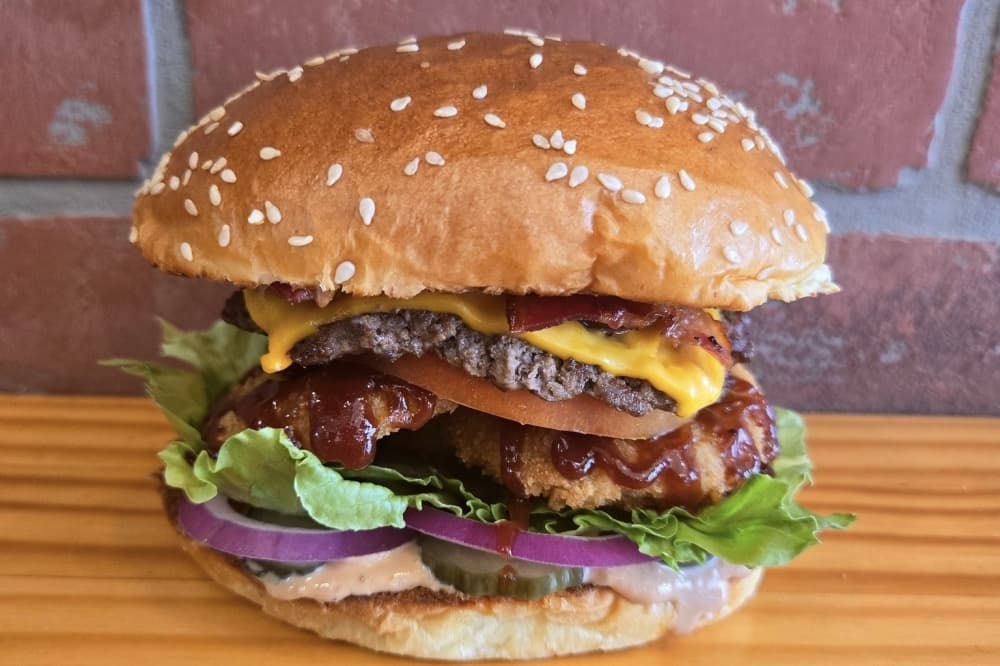 Famous Burgers opens in Friendswood