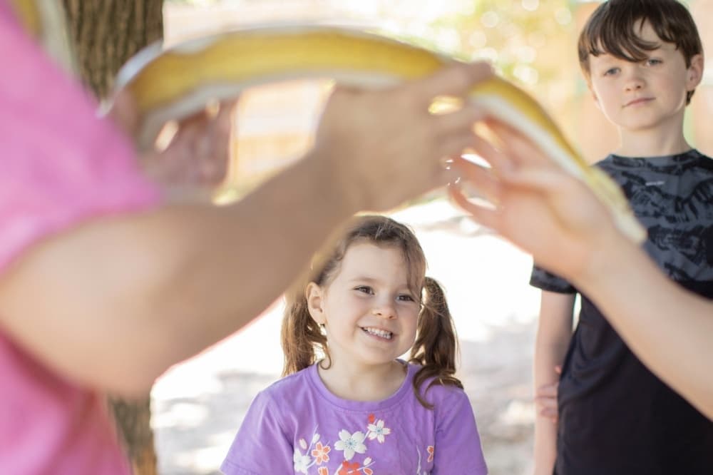 kids with reptile 