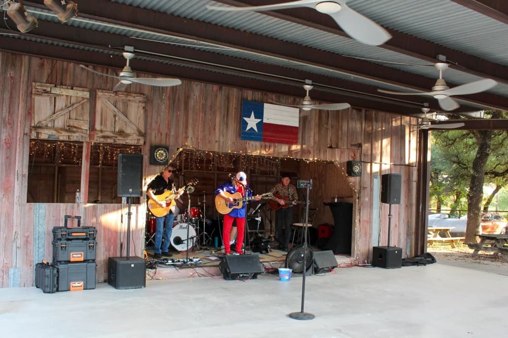 An image of the stage area with a live band playing at the restaurant. 