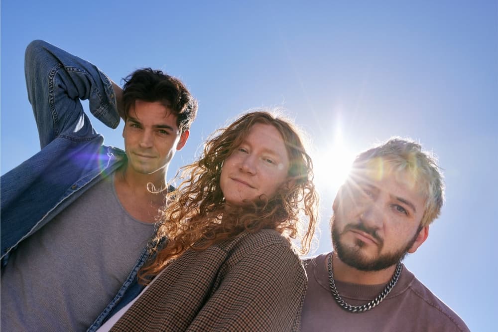 An image of the members of flor. 