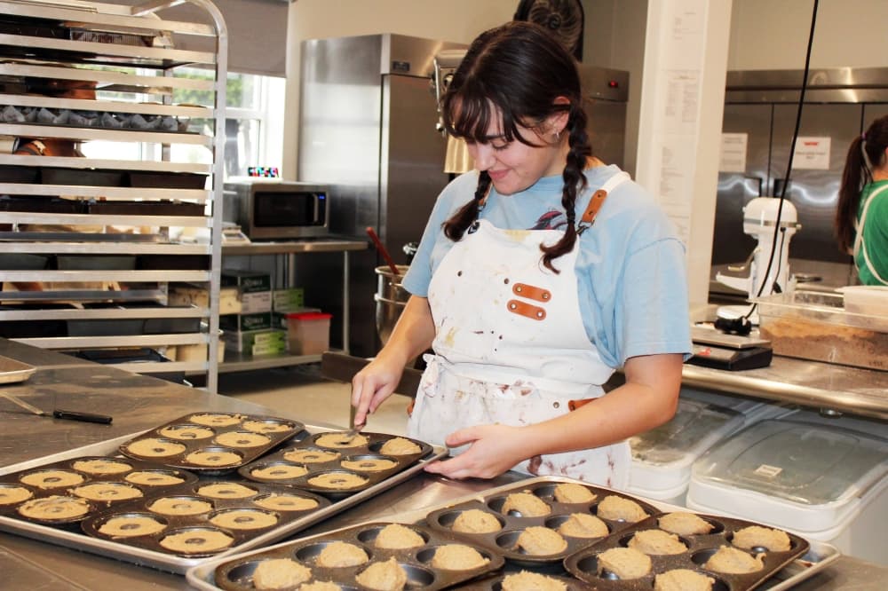 Baker making donuts in a bakery. 