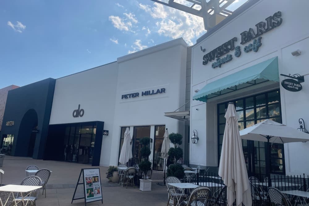 An image of the outside of the new storefront for Peter Millar. 