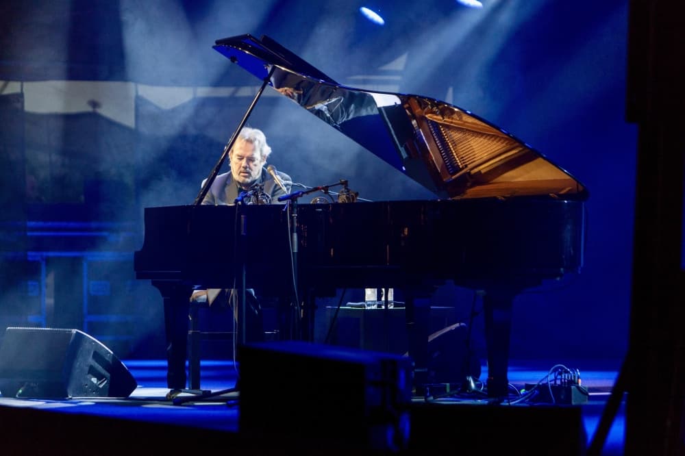 artist playing piano