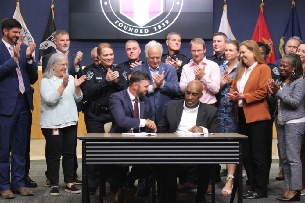 Austin leaders sign 5-year police labor agreement