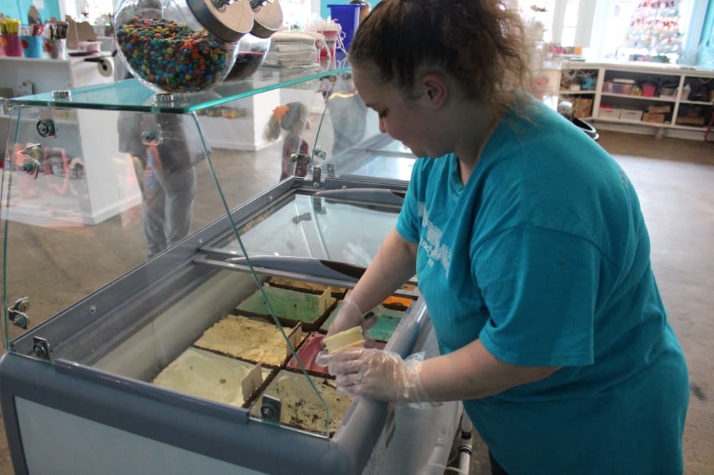 A sugar scooping ice cream