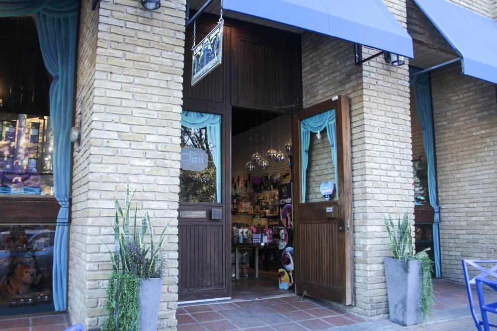 An image of the outside of Lazer Beam. 