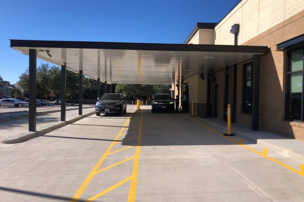 A 2-lane drive thru at a restaurant. 