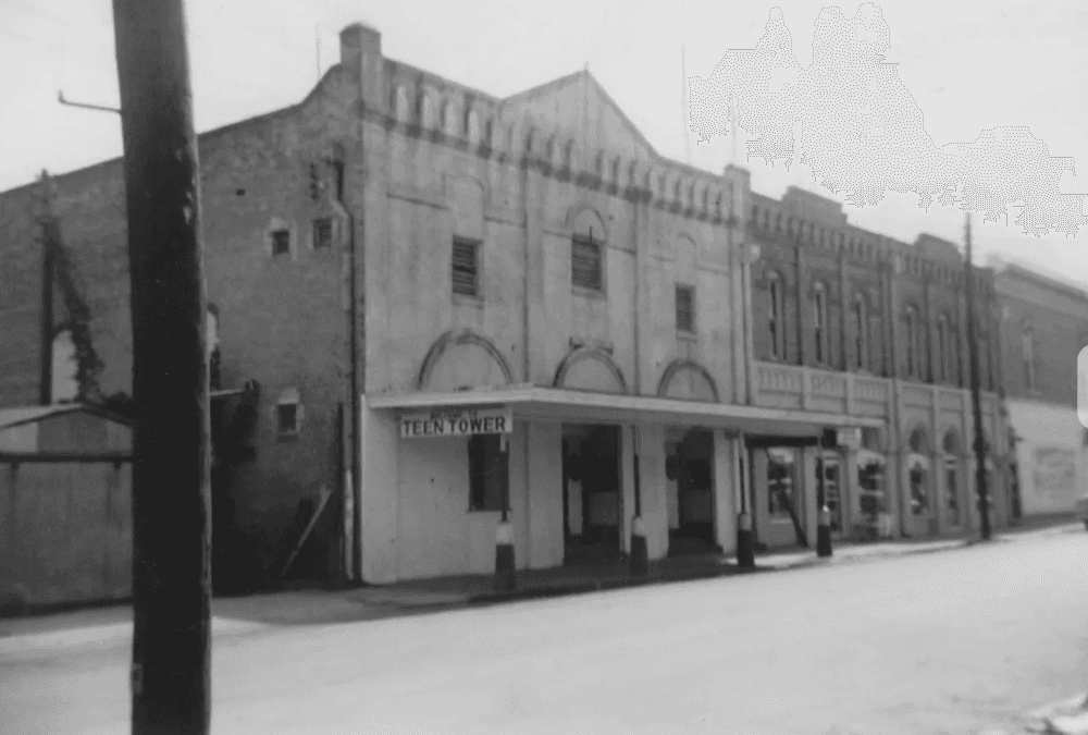A black and white photo from the opera house is shown.