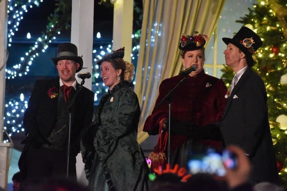 christmas carolers 