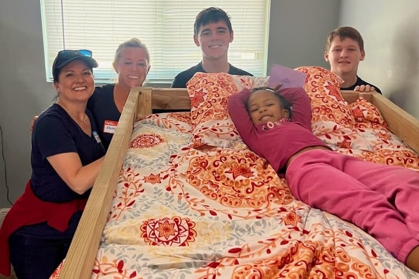Young Men's Service League partners with local nonprofit to deliver 100 beds to north Houston-area children in need