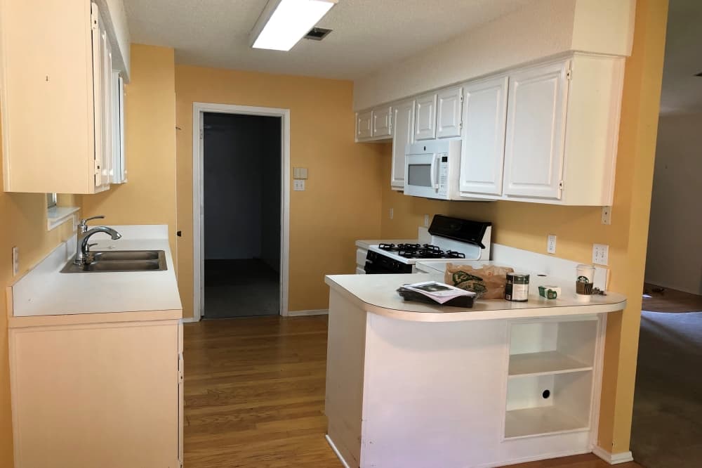 Image of the same kitchen before it was remodeled by Cabinet IQ