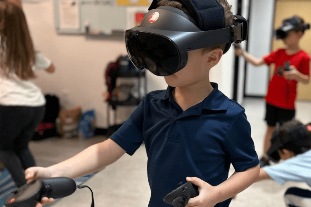 A student uses an artificial intelligence headset.