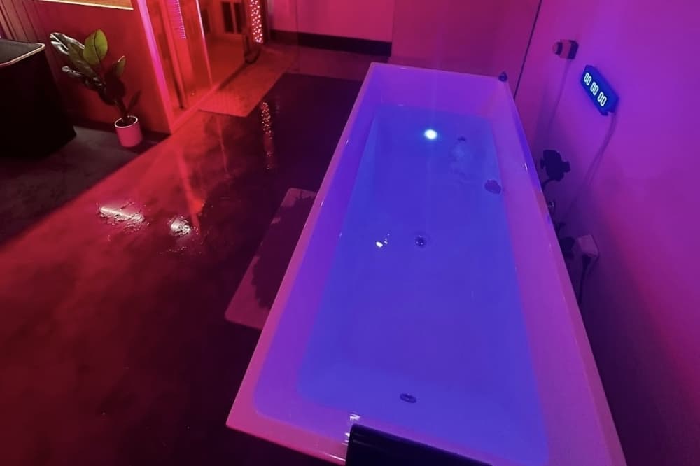 Contrast therapy room