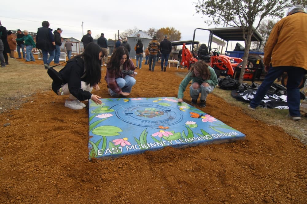 Painting on a manhole cover