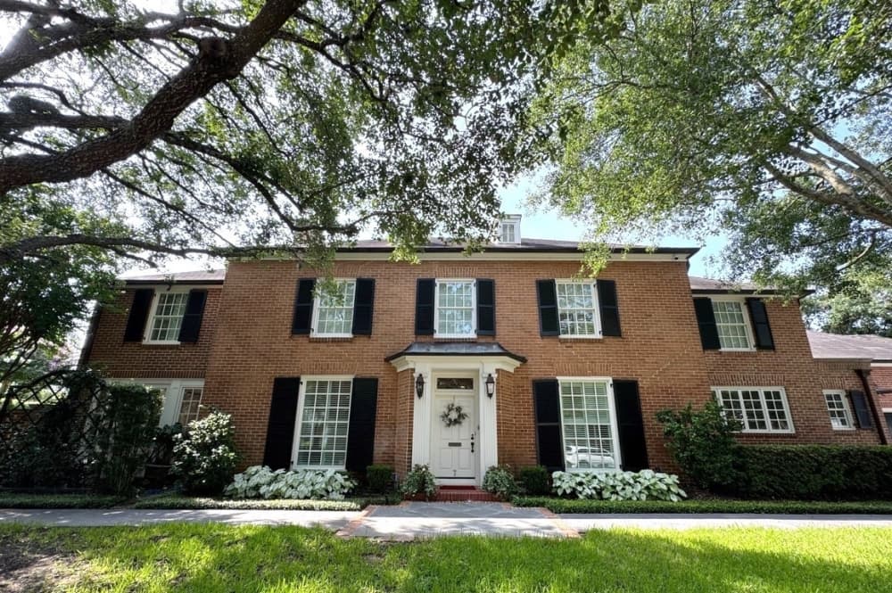 An image of the Robert A. Johnston House located on 7 Shadow Lawn St.