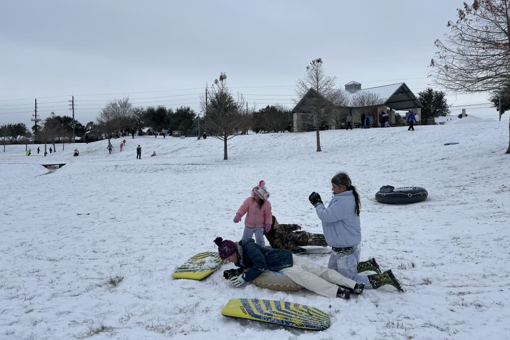 Pearland-Friendswood area communities affected by winter weather, advise avoiding driving