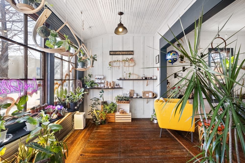 Horsemen Co. expands into former Oddity Den spot in Bastrop