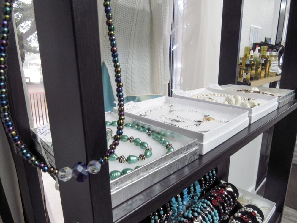 An image of the jewelry sold. 