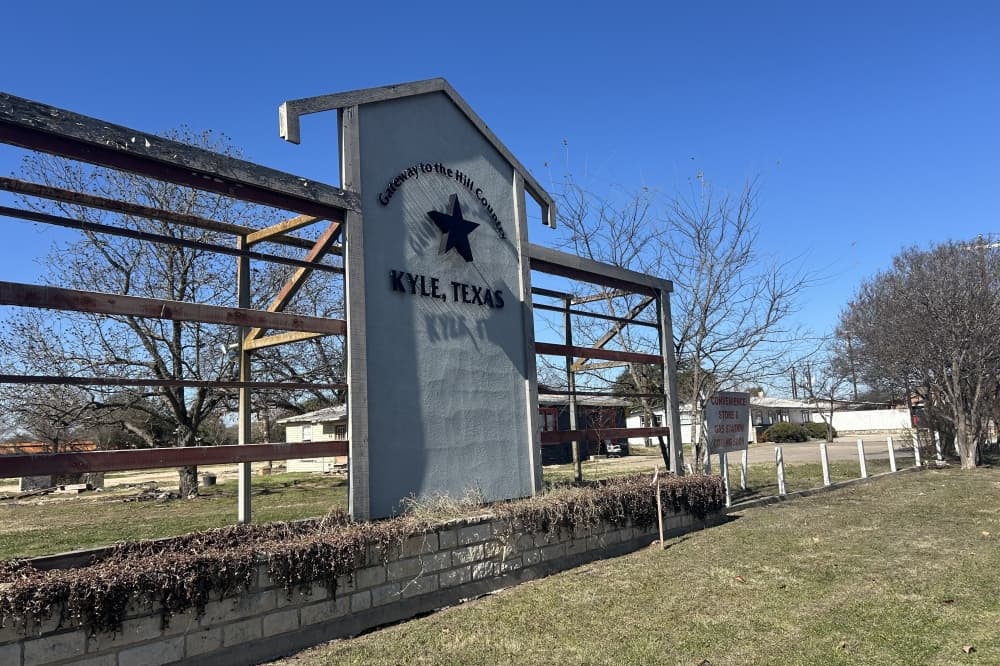 A sign that says "Gateway to the Hill Country" with a star in the middle and "Kyle, Texas" under it. 
