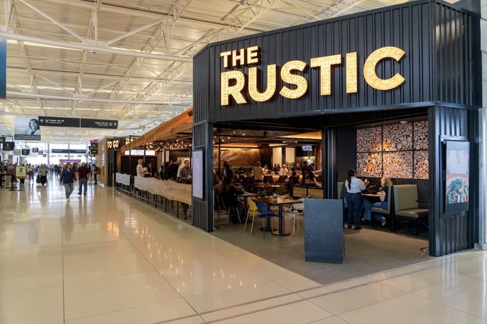 Texas restaurant, live music venue now open at Hobby Airport