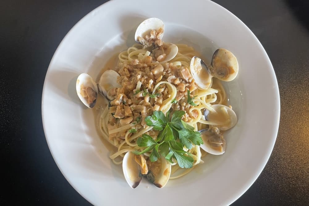 The linguine con vongole ($18.99) is linguine with clams served with either a garlic white wine sauce or a light tomato basil sauce. (Claire Shoop/Community Impact)